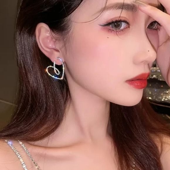 Glamourous Heart Earrings  ✨️❤️ - Picture 9 of 10
